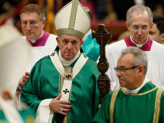 Đức Thánh Cha Phanxicô mang theo nhân viên mục vụ của mình khi ngài rời Thánh lễ kết thúc của Thượng Hội đồng Giám mục cho Amazon tại Vatican vào ngày 27 tháng 10 năm 2019. Giáo hoàng có kế hoạch cử hành một thánh lễ vào ngày 10 tháng 10 năm 2021, để chính thức mở ra tiến trình thượng hội đồng cho Thượng hội đồng Giám mục năm 2023. (Nguồn: Paul Haring / CNS.)