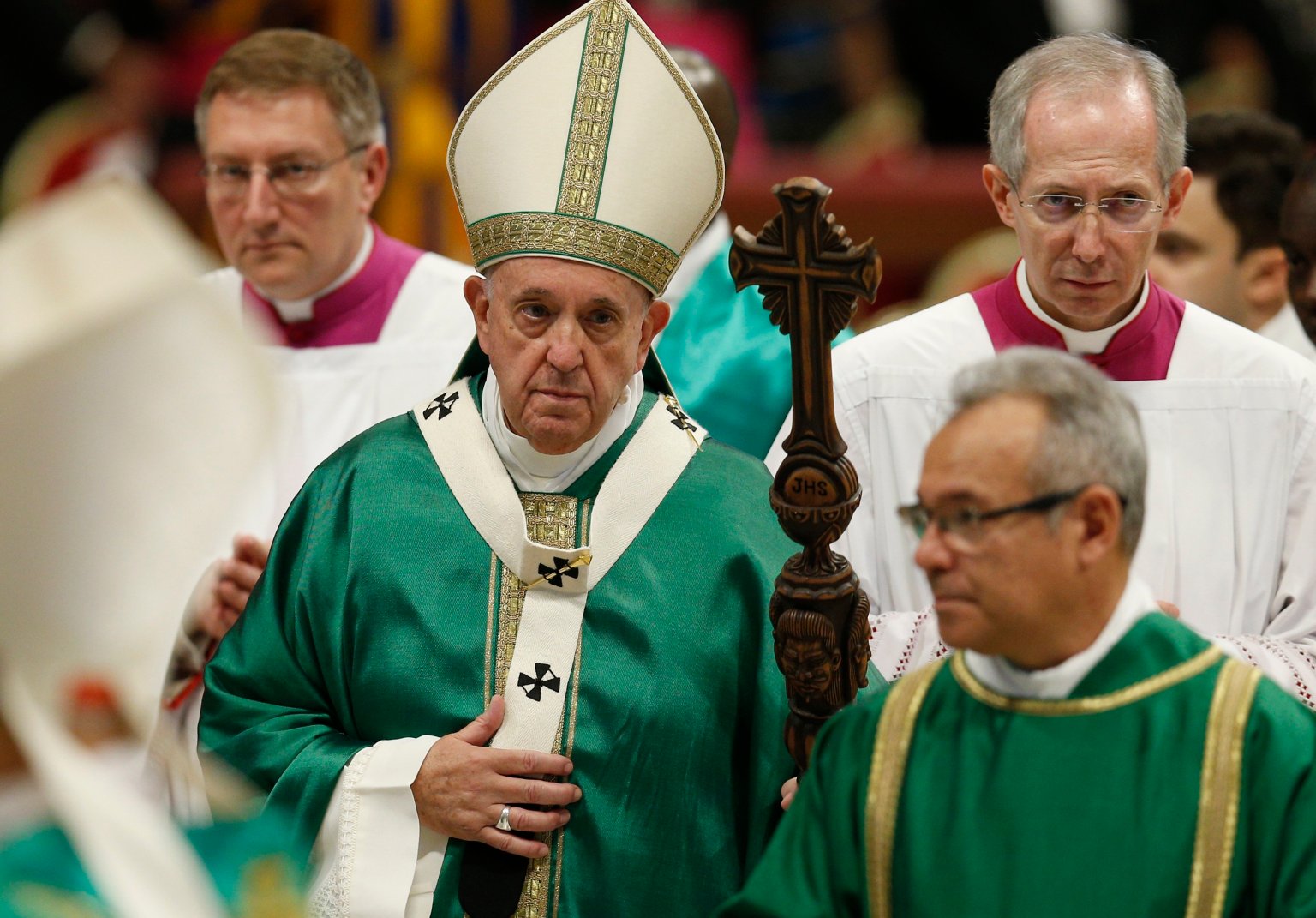 Đức Thánh Cha Phanxicô mang theo nhân viên mục vụ của mình khi ngài rời Thánh lễ kết thúc của Thượng Hội đồng Giám mục cho Amazon tại Vatican vào ngày 27 tháng 10 năm 2019. Giáo hoàng có kế hoạch cử hành một thánh lễ vào ngày 10 tháng 10 năm 2021, để chính thức mở ra tiến trình thượng hội đồng cho Thượng hội đồng Giám mục năm 2023. (Nguồn: Paul Haring / CNS.)