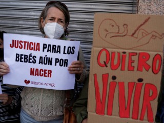 Những người ủng hộ các tổ chức ủng hộ sự sống biểu tình bên ngoài Tòa án Hiến pháp ở Madrid vào ngày 28 tháng 9 năm 2021. Các biểu ngữ có nội dung "Công lý cho thai nhi" và "Tôi muốn sống" (Ảnh: Susana Vera / Reuters qua CNS)