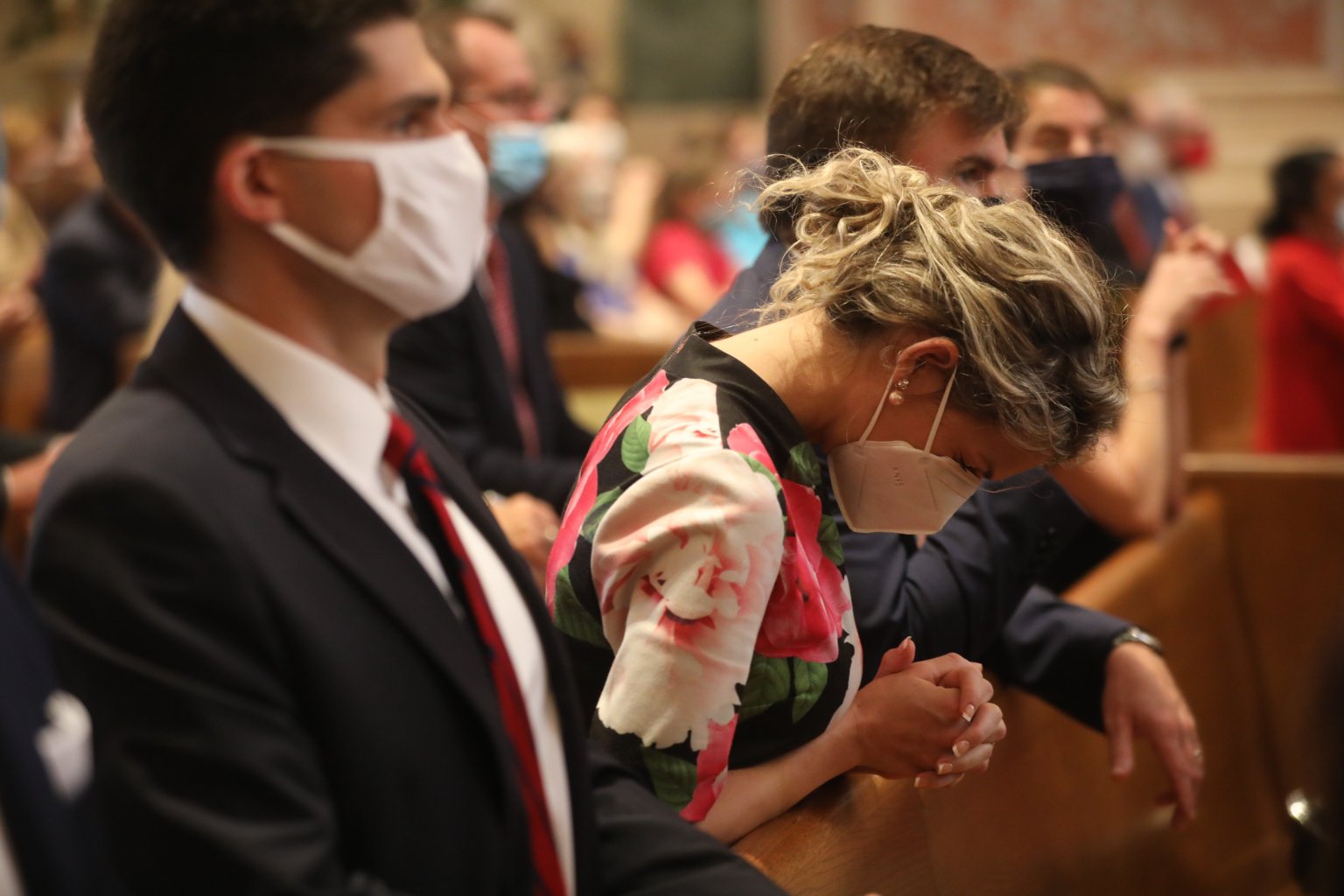 Mọi người cầu nguyện trong Thánh lễ Đỏ hàng năm lần thứ 69 tại Nhà thờ Thánh Matthew Tông đồ ở Washington vào ngày 3 tháng 10 năm 2021. Thánh lễ tìm kiếm các phước lành và sự hướng dẫn của Thiên Chúa đối với những người tham gia vào việc quản lý công lý. Theo truyền thống, nó được tổ chức vào Chủ nhật trước ngày Thứ Hai đầu tiên của tháng 10, ngày mà Tòa án Tối cao Hoa Kỳ bắt đầu nhiệm kỳ mới của mình. (Nhà cung cấp hình ảnh: Andrew Biraj / Catholic Standard qua CNS)