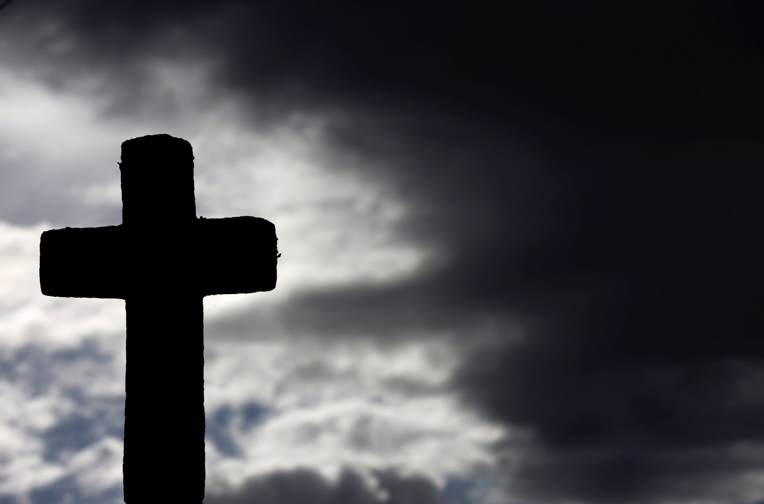 Hình ảnh một cây thánh giá in bóng giữa những đám mây đen gần Nantes, Pháp, ngày 5 tháng 10 năm 2021. Một báo cáo mới về lạm dụng tình dục giáo sĩ trong Giáo hội Công giáo ở Pháp cho thấy đã có 3.000 kẻ lạm dụng kể từ những năm 1950. (Tín dụng: Stephane Mahe / Reuters qua CNS)