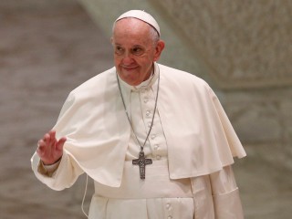 Đức Thánh Cha Phanxicô  chào đón đám đông khi ông đến dự khán chung của mình trong hội trường Paul VI tại Vatican ngày 29 tháng 9 năm 2021. Giáo hoàng Francis sẽ không tham dự Hội nghị về biến đổi khí hậu của Liên hợp quốc ở Glasgow, Scotland, vào tháng 11; Đức Hồng Y Pietro Parolin sẽ đứng đầu phái đoàn Vatican. (Nguồn: Paul Haring / CNS.)