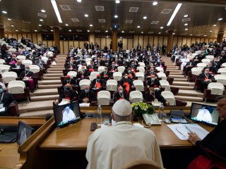 Đức Giáo hoàng Phanxicô chủ trì cuộc họp với đại diện các hội đồng giám mục từ khắp nơi trên thế giới tại Vatican ngày 9 tháng 10 năm 2021. Cuộc họp diễn ra khi Vatican khởi động tiến trình dẫn đến cuộc họp của Thượng hội đồng Giám mục thế giới vào năm 2023. ( Tín dụng: Paul Haring / CNS.)