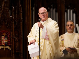 Hồng y Timothy M. Dolan của New York phát biểu trước giáo đoàn khi ngài cử hành Thánh lễ Ngày Columbus vào ngày 11 tháng 10 năm 2021, tại Nhà thờ Thánh Patrick ở Thành phố New York. (Ảnh: Gregory A. Shemitz / CNS)