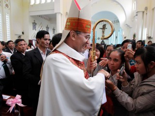 Đức Tổng Giám mục Leopoldo Girelli, lúc đó là đại diện Giáo hoàng không thường trú tại Việt Nam, được mọi người chào đón sau Thánh lễ tại Nhà thờ Thánh Teresa, Sơn Tây, Việt Nam, vào ngày 25 tháng 11 năm 2011, ảnh tập tin. Đức Tổng Giám mục Girelli, hiện là đại diện của Giáo hoàng tại Ấn Độ, đã ra lệnh cho các giám mục Công giáo ở bang miền nam Tamil Nadu ngăn chặn các linh mục tham gia vào các hoạt động khiến họ trở thành “cơ sở quyền lực tài chính và chính trị”. (Ảnh: Kham / Reuters qua CNS)