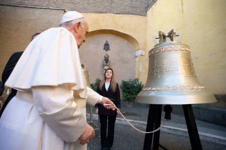 ĐTC Phanxicô rung một hồi chuông được gọi là “tiếng nói của thai nhi”, trước buổi tiếp kiến chung của ngài tại Vatican ngày 27 tháng 10 năm 2021. Quả chuông được thực hiện cho một giáo xứ ở Lviv, Ukraine, bởi một nhóm ủng hộ sự sống ở Ba Lan. (Ảnh: CNS / Truyền thông Vatican)