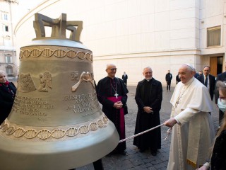 ĐTC Phanxicô rung một chiếc chuông được gọi là "tiếng nói của thai nhi", trước buổi tiếp kiến chung của ngài tại Vatican ngày 27 tháng 10 năm 2021. Quả chuông được thực hiện cho một giáo xứ ở Ecuador bởi một nhóm ủng hộ sự sống ở Ba Lan. Trong số các hình khắc trên chuông là hình ảnh siêu âm và hai tay ôm trái tim với câu nói của Chân phước Jerzy Popieluszko: "Cuộc sống của một em bé bắt đầu dưới lòng mẹ của nó." (Ảnh: CNS/ Truyền thông Vatican)