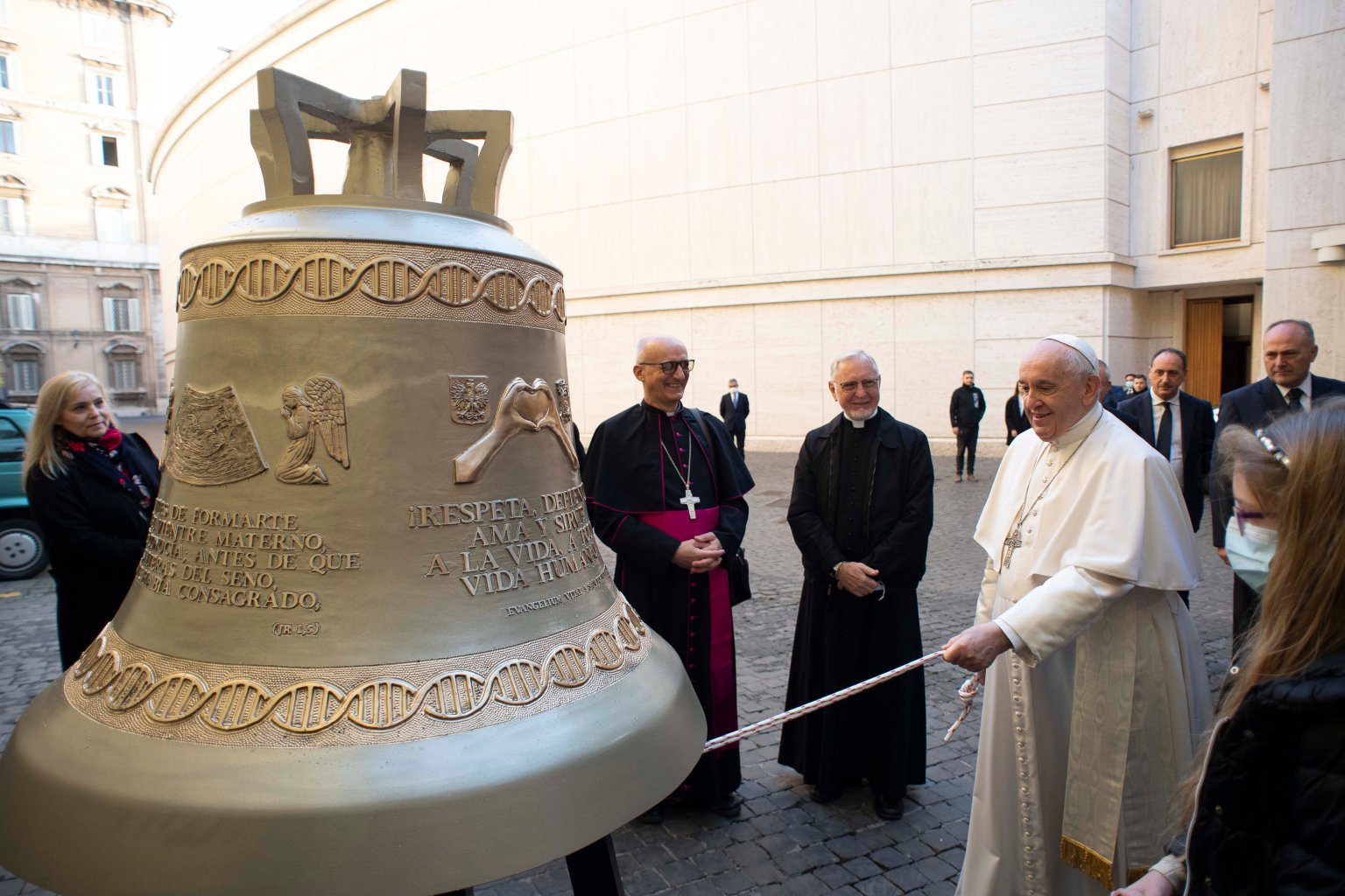 ĐTC Phanxicô rung một chiếc chuông được gọi là "tiếng nói của thai nhi", trước buổi tiếp kiến chung của ngài tại Vatican ngày 27 tháng 10 năm 2021. Quả chuông được thực hiện cho một giáo xứ ở Ecuador bởi một nhóm ủng hộ sự sống ở Ba Lan. Trong số các hình khắc trên chuông là hình ảnh siêu âm và hai tay ôm trái tim với câu nói của Chân phước Jerzy Popieluszko: "Cuộc sống của một em bé bắt đầu dưới lòng mẹ của nó." (Ảnh: CNS/ Truyền thông Vatican)