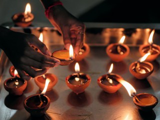Một tín đồ thắp đèn dầu tại một ngôi đền Hindu để đánh dấu lễ hội Diwali, giữa sự lây lan của virus corona, ở Colombo, Sri Lanka, vào ngày 14 tháng 11 năm 2020, ảnh tập tin. Trong một thông điệp đánh dấu lễ kỷ niệm Diwali của người Hindu, Hội đồng Giáo hoàng về Đối thoại Liên tôn cho biết những người theo đạo Thiên chúa và người theo đạo Hindu có thể đến với nhau để mang lại hy vọng cho những người đang tuyệt vọng trong đại dịch. (Nguồn: Dinuka Liyanawatte / Reuters qua CNS.)