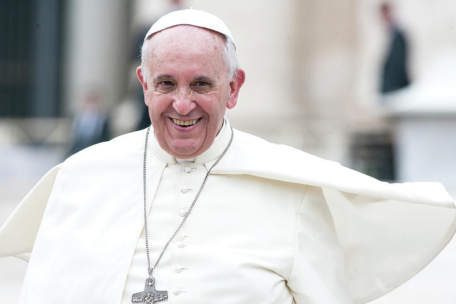 Đức Thánh Cha Phanxicô đang mỉm cười trong bức ảnh được chụp vào ngày 11 tháng 12 năm 2019 (Ảnh: Giulio Napolitano)