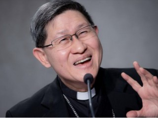 Đức Hồng Y Luis Antonio Tagle phát biểu trong cuộc họp báo ở Vatican trình bày về Ngày Thế giới Truyền giáo năm 2021, ngày 21 tháng 10 năm 2021 (Ảnh: Daniel Ibáñez / CNA)