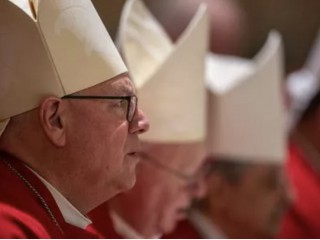 Đức Hồng Y Timothy Dolan của Thành phố New York (Trái) đã cử hành Thánh lễ với các giám mục anh em của ngài từ Hội đồng Giám mục Công giáo Hoa Kỳ Khu vực II, bên trong Vương cung thánh đường Thánh Paul Bên ngoài Bức tường vào ngày 12 tháng 11 năm 2019. (ảnh: Daniel Ibanez / CNA / EWTN)