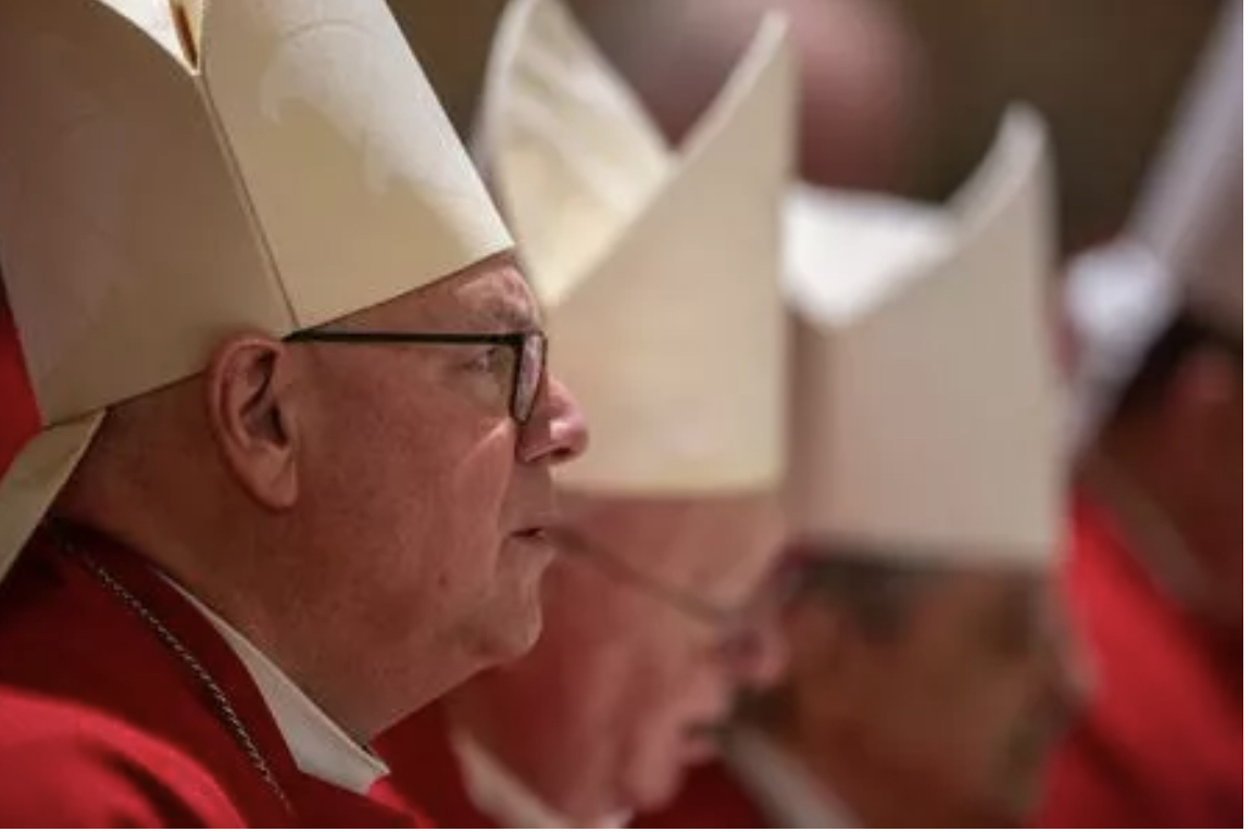 Đức Hồng Y Timothy Dolan của Thành phố New York (Trái) đã cử hành Thánh lễ với các giám mục anh em của ngài từ Hội đồng Giám mục Công giáo Hoa Kỳ Khu vực II, bên trong Vương cung thánh đường Thánh Paul Bên ngoài Bức tường vào ngày 12 tháng 11 năm 2019. (ảnh: Daniel Ibanez / CNA / EWTN)