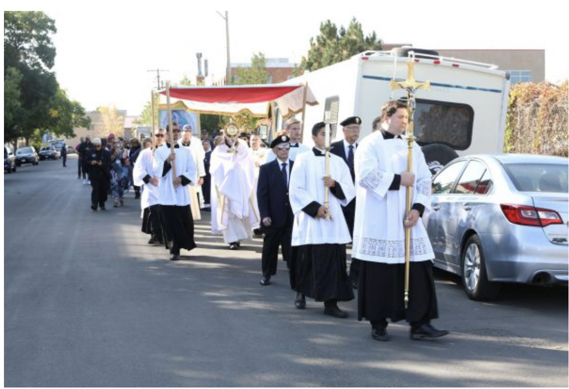 Hàng trăm người đã xử lý Thánh Thể xung quanh một phòng khám phá thai ở Denver trong sự kiện 40 Ngày cho Sự sống vào ngày 3 tháng 10 năm 2021. CNA