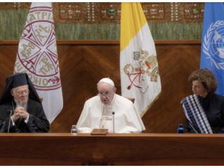 Thượng phụ Bartholomew I, Giáo hoàng Francis và Audrey Azoulay của UNESCO tại Đại học Giáo hoàng Lateran ở Rome, ngày 7 tháng 10 năm 2021 (Ảnh: Daniel Ibáñez / CNA)