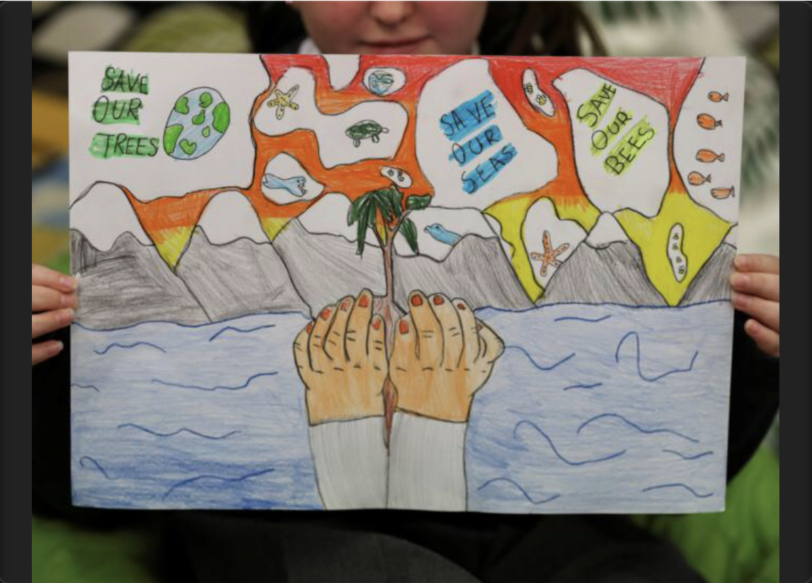 Một học sinh cầm một tấm áp phích tại trường tiểu học St. Conval trong khi tìm hiểu về vấn đề biến đổi khí hậu trước thềm Hội nghị về biến đổi khí hậu của Liên hợp quốc lần thứ 26 tại Glasgow, Scotland, ngày 19 tháng 190 năm 20121 (Ảnh: CNS/ Russell Cheyne/ Reuters)