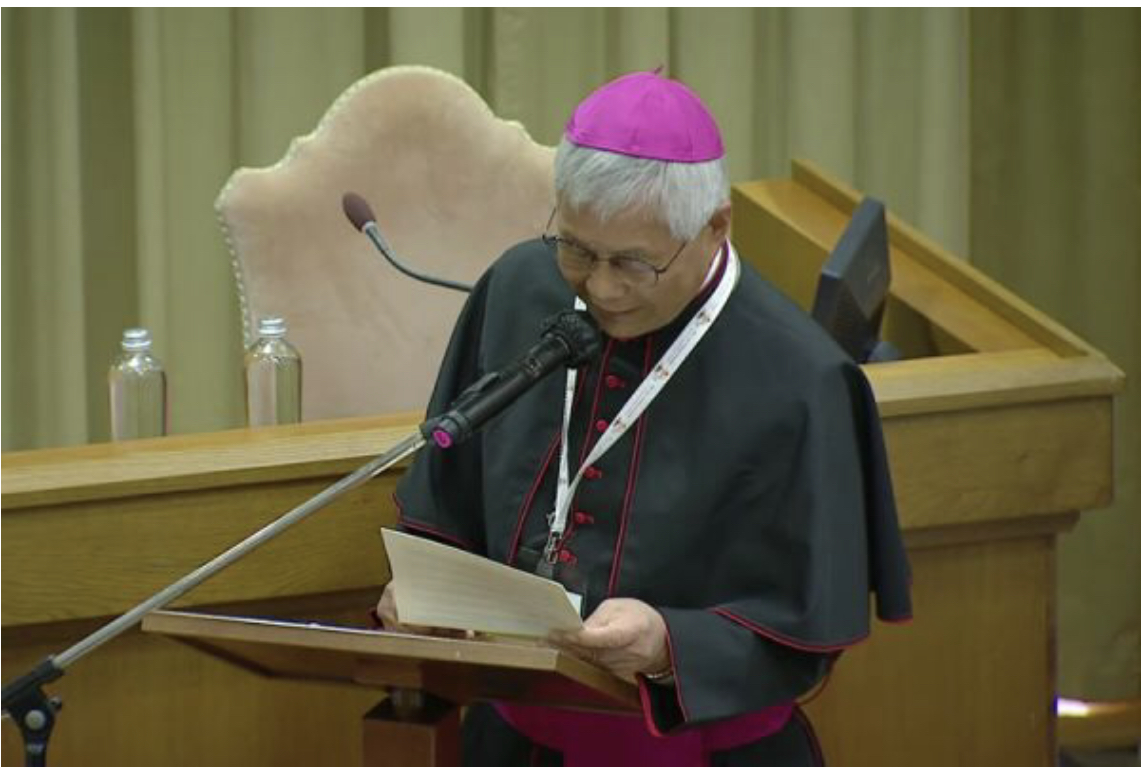 Tổng giám mục Lazarus You Heung-sik, tổng trưởng Bộ Giáo sĩ, phát biểu tại Hội trường Thượng hội đồng mới của Vatican, ngày 9 tháng 10 năm 2021. Ảnh chụp màn hình từ kênh YouTube Vatican News.