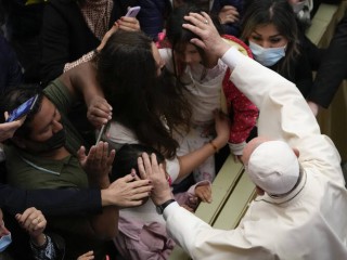 Giáo hoàng Francis chào mọi người vào cuối buổi tiếp kiến chung hàng tuần của mình trong hội trường của Giáo hoàng Paul VI tại Vatican, Thứ Tư, ngày 20 tháng 10 năm 2021 (Ảnh: AP / Alessandra Tarantino)