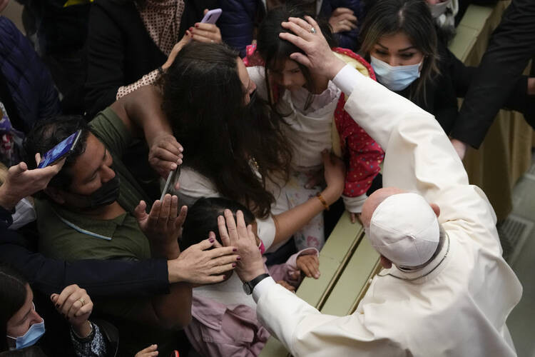 Giáo hoàng Francis chào mọi người vào cuối buổi tiếp kiến chung hàng tuần của mình trong hội trường của Giáo hoàng Paul VI tại Vatican, Thứ Tư, ngày 20 tháng 10 năm 2021 (Ảnh: AP / Alessandra Tarantino)