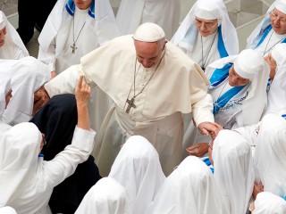 Đức Thánh Cha Phanxicô được một nhóm Nữ tu chào đón trong buổi tiếp kiến chung hàng tuần của ngài tại hội trường của Giáo hoàng Paul VI tại Vatican, Thứ Tư, ngày 22 tháng 8 năm 2018.\