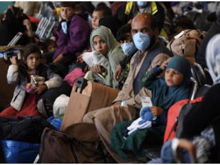 Người tị nạn Afghanistan đang được xử lý bên trong Hangar 5 tại Căn cứ Không quân Ramstein ở Đức, ngày 8 tháng 9 năm 2021./ Olivier Douliery / POOL / AFP via Getty Images.