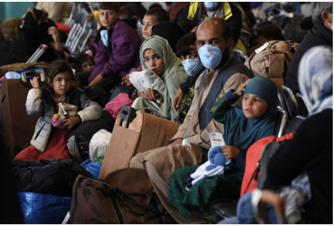 Người tị nạn Afghanistan đang được xử lý bên trong Hangar 5 tại Căn cứ Không quân Ramstein ở Đức, ngày 8 tháng 9 năm 2021./ Olivier Douliery / POOL / AFP via Getty Images.
