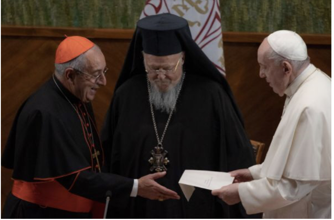 Đức Hồng Y Angelo De Donatis, Đức Thượng Phụ Bartholomew I, và Đức Giáo Hoàng Phanxicô. Daniel Ibáñez / CNA