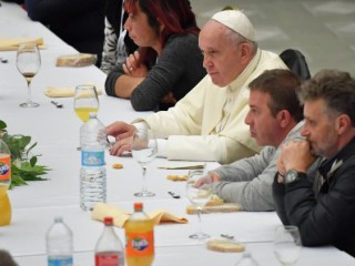 Đức Thánh Cha Phanxicô dùng bữa trưa với người nghèo trong Hội trường Paul VI (Ảnh: Truyền thông Vatican)