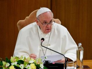 Đức Thánh Cha Phanxicô tham gia một khoảnh khắc suy tư về việc mở ra con đường thượng hội đồng tại Hội trường Thượng Hội đồng Mới của Vatican, ngày 9 tháng 10 năm 2021