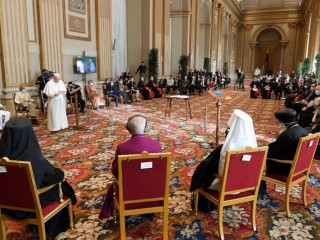 Đức Thánh Cha Phanxicô phát biểu trước những người tham gia cuộc họp ‘Đức tin và Khoa học: Hướng tới COP26’ tại Hội trường Benediction tại Vatican, ngày 4 tháng 10 năm 2021 (Ảnh: Truyền thông Vatican)