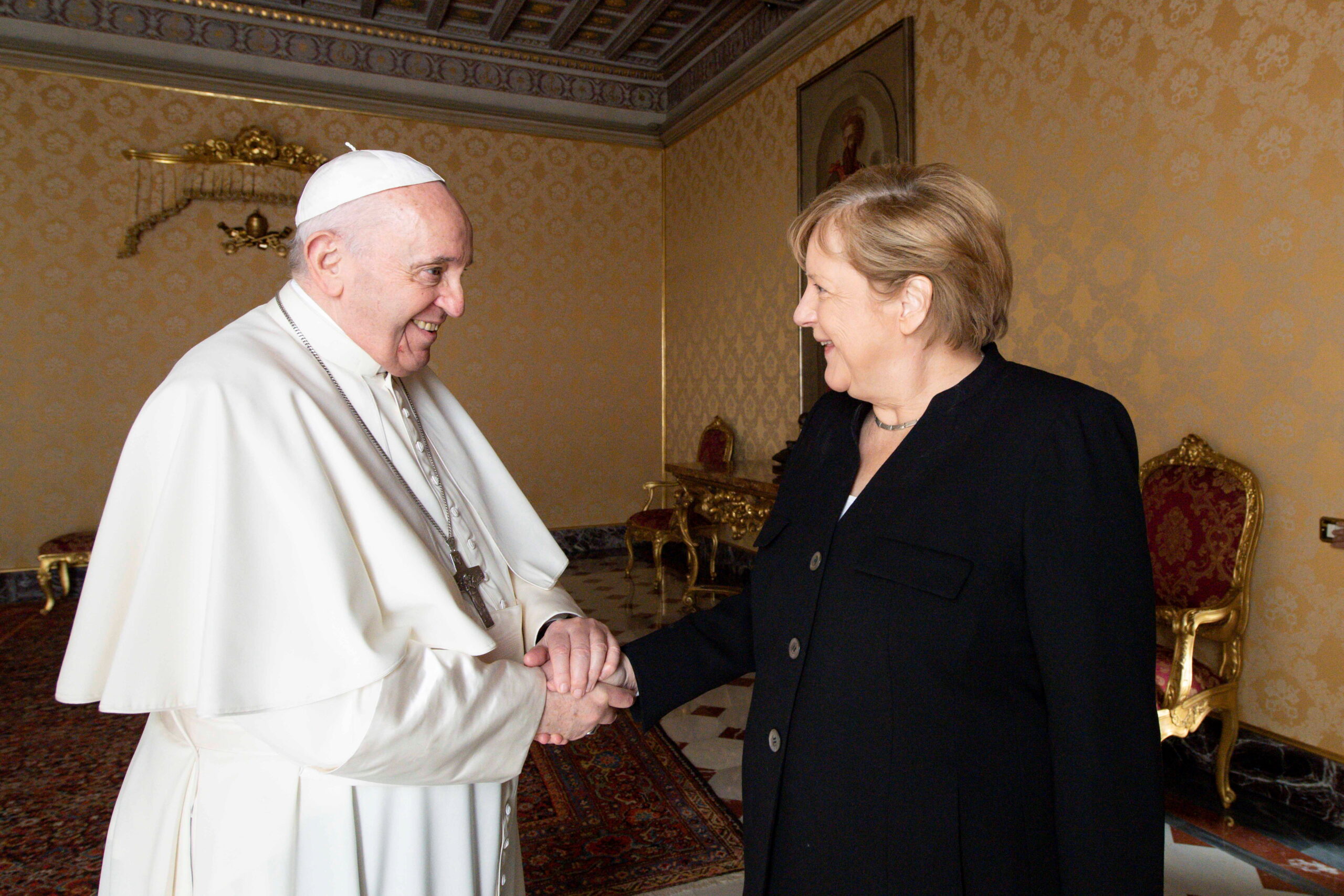 Giáo hoàng Francis chào Angela Merkel, Thủ tướng sắp mãn nhiệm của Đức, tại Vatican, ngày 7 tháng 10 năm 2021. Vatican Media.