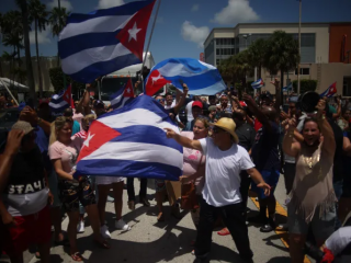 Những người Cuba lưu vong biểu tình tại Nhà hàng Versailles ở Miami's Little Havana để ủng hộ những người biểu tình ở Cuba. (ảnh: Fernando Medina / Shutterstock)