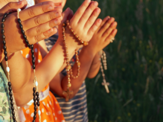 web3-children-praying-rosary