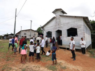 Cư dân tập trung bên ngoài nhà thờ Công giáo Novo Cruzador, Brazil, sau khi tham dự buổi cầu nguyện do nhà truyền giáo Antelmo Pereira chủ trì vào ngày 22 tháng 9 năm 2019. (Ảnh AP / Fernando Vergara)
