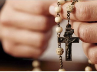 Đức Thánh Cha Phanxicô đã kêu gọi nhiều ngày cầu nguyện trên toàn thế giới. (ảnh: Kzenon / Shutterstock)