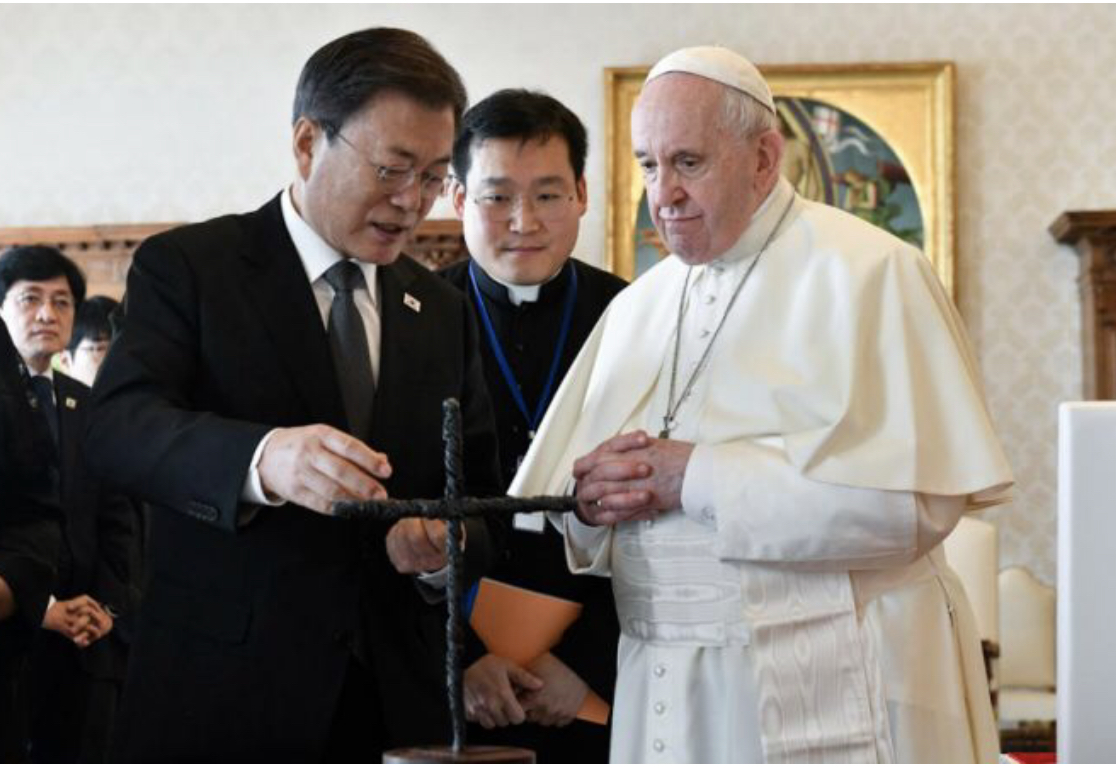 Tổng thống Hàn Quốc Moon Jae-in trao thánh giá cho Giáo hoàng Francis tại Vatican, ngày 29 tháng 10 năm 2021. | Truyền thông Vatican.
