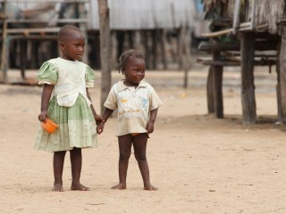 Trẻ em chơi ở làng Sochanoue, một cộng đồng cư trú trên hồ bên ngoài Cotonou, Benin, ngày 22 tháng 11 năm 2011. (Nguồn: Paul Haring / CNS)