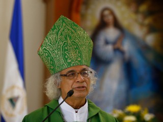 Trong một bức ảnh hồ sơ, Đức Hồng Y Leopoldo Brenes Solorzano của Managua, Nicaragua, đọc bài giảng khi ngài cử hành Thánh lễ ngày 22 tháng 7 năm 2018, tại Nhà thờ Công giáo Divine Mercy ở Managua, Nicaragua. Thánh lễ được cử hành để cầu nguyện cho những người biểu tình trú ẩn trong nhà thờ sau khi hứng chịu loạt súng đạn từ những người ủng hộ chính phủ có vũ trang. (Nguồn: Oswaldo Rivas / Reuters qua CNS.)