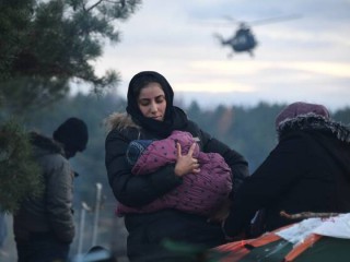 Những người tị nạn từ Trung Đông và Bắc Phi được nhìn thấy trong một trại di cư bất hợp pháp ở biên giới Belarus-Ba Lan ở vùng Grodno, Belarus. Hàng trăm, nếu không muốn nói là hàng nghìn người di cư đã cố gắng xông vào biên giới từ Belarus vào Ba Lan, cắt dây bảo vệ bằng dao cạo và sử dụng cành cây để cố gắng trèo qua hàng rào. Chính quyền Ba Lan coi đây là nỗ lực lớn nhất nhằm xâm nhập mạnh mẽ hàng loạt và củng cố an ninh biên giới. Viktor Tolochko / Sputnik Vùng Grodno Belarus