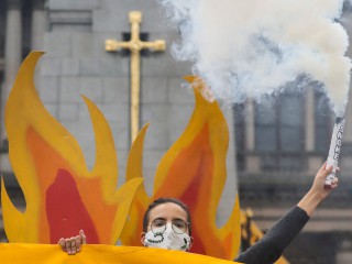 Một nhà hoạt động tham gia một cuộc biểu tình trước Hội nghị về Biến đổi Khí hậu của Liên hợp quốc lần thứ 26 ở Glasgow, Scotland, ngày 28 tháng 10 năm 2021. (Nguồn: Russell Cheyne / Reuters qua CNS)