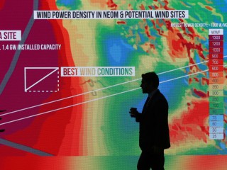 Các đại biểu đi qua một màn hình trong Hội nghị Biến đổi Khí hậu của Liên hợp quốc, COP26, ở Glasgow, Scotland, ngày 1 tháng 11 năm 2021. (Nguồn: Yves Herman / Reuters qua CNS)