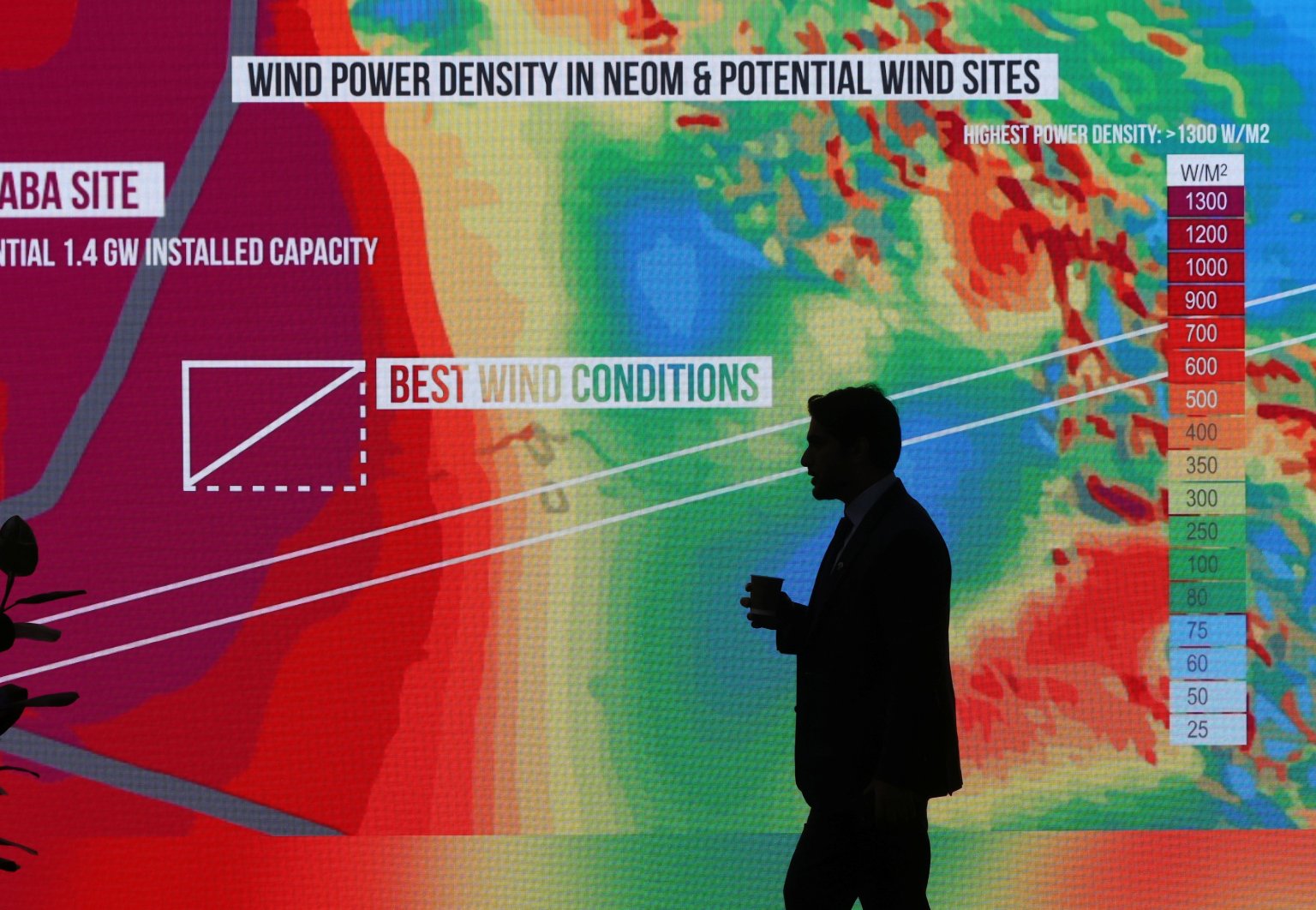 Các đại biểu đi qua một màn hình trong Hội nghị Biến đổi Khí hậu của Liên hợp quốc, COP26, ở Glasgow, Scotland, ngày 1 tháng 11 năm 2021. (Nguồn: Yves Herman / Reuters qua CNS)