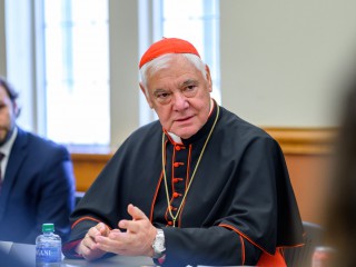 Đức Hồng Y Gerhard Müller, tổng trưởng Bộ Giáo lý Đức tin từ năm 2012 đến năm 2017, nói chuyện với các sinh viên và giảng viên tại Đại học Notre Dame ở Indiana vào ngày 27 tháng 10 năm 2021. Ông đã đến thăm trường đại học để thuyết trình về cuốn sách mới của mình , "Đức Giáo Hoàng: Sứ mệnh và Nhiệm vụ của Ngài." (Nguồn: CNS photo / Matt Cashore, Đại học Notre Dame, Today's Catholic)