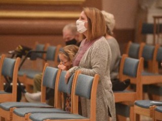 Laura Sheehan và con gái Adelaide, thành viên của Giáo xứ Thánh Barnabas ở Indianapolis, quỳ gối cầu nguyện tại SS. Nhà thờ Peter và Paul ở Indianapolis ngày 17 tháng 10 năm 2021, với tư cách là Tổng giáo phận Indianapolis bắt đầu tham gia vào việc chuẩn bị cho cuộc họp năm 2023 của Thượng hội đồng Giám mục thế giới về tính đồng nghị. (Nguồn: CNS photo / Sean Gallagher, The Criterion)