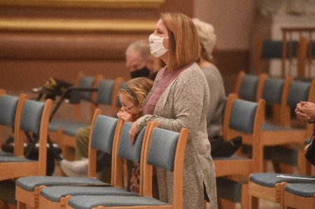 Laura Sheehan và con gái Adelaide, thành viên của Giáo xứ Thánh Barnabas ở Indianapolis, quỳ gối cầu nguyện tại SS. Nhà thờ Peter và Paul ở Indianapolis ngày 17 tháng 10 năm 2021, với tư cách là Tổng giáo phận Indianapolis bắt đầu tham gia vào việc chuẩn bị cho cuộc họp năm 2023 của Thượng hội đồng Giám mục thế giới về tính đồng nghị. (Nguồn: CNS photo / Sean Gallagher, The Criterion)