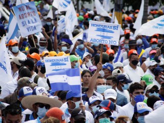 Những người ủng hộ Đảng Quốc gia cầm quyền của Honduras cầm các dấu hiệu và cờ ghi "Honduras có, không phá thai" trong cuộc biểu tình ủng hộ sự sống ở Tegucigalpa vào ngày 7 tháng 11 năm 2021, trước cuộc bầu cử tổng thống ngày 28 tháng 11. Khi hội đồng giám mục Mỹ Latinh, hay CELAM, họp tại Mexico từ ngày 21 đến ngày 28 tháng 11, một phần quan trọng trong chương trình nghị sự của hội đồng là làm thế nào để đối mặt với sự suy giảm dân chủ. (Tín dụng: Fredy Rodriguez / Reuters qua CNS)