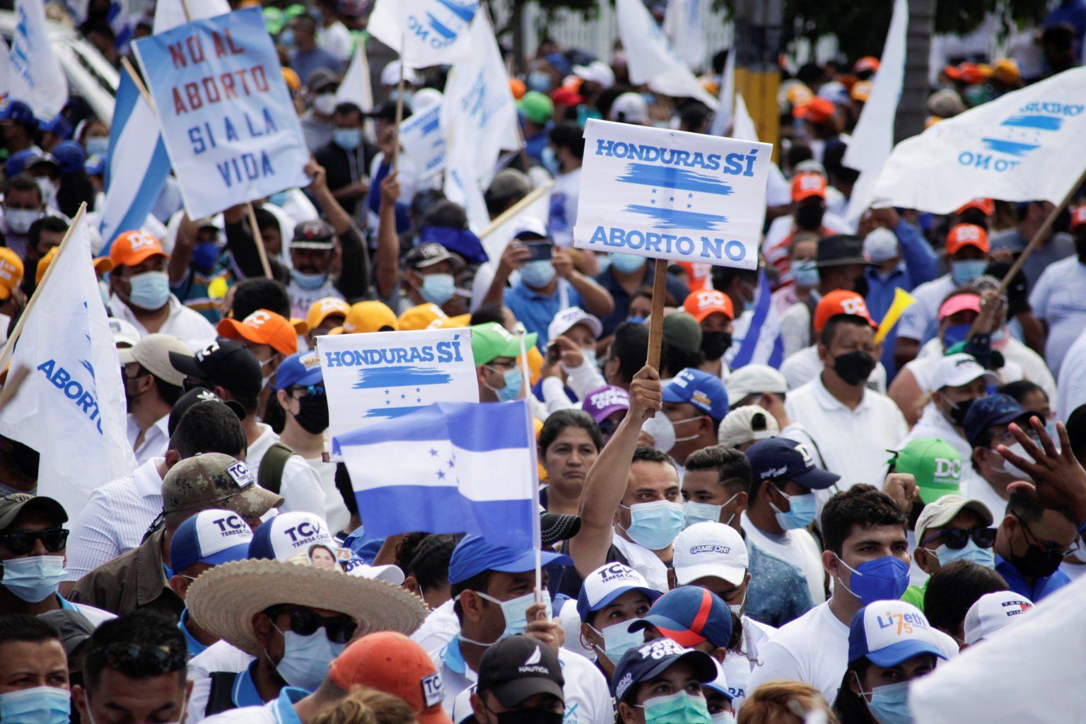 Những người ủng hộ Đảng Quốc gia cầm quyền của Honduras cầm các dấu hiệu và cờ ghi "Honduras có, không phá thai" trong cuộc biểu tình ủng hộ sự sống ở Tegucigalpa vào ngày 7 tháng 11 năm 2021, trước cuộc bầu cử tổng thống ngày 28 tháng 11. Khi hội đồng giám mục Mỹ Latinh, hay CELAM, họp tại Mexico từ ngày 21 đến ngày 28 tháng 11, một phần quan trọng trong chương trình nghị sự của hội đồng là làm thế nào để đối mặt với sự suy giảm dân chủ. (Tín dụng: Fredy Rodriguez / Reuters qua CNS)