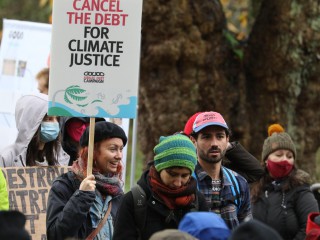 Một phụ nữ cầm tấm biểu ngữ trong Ngày hành động tại Hội nghị về biến đổi khí hậu của Liên hợp quốc ở Glasgow, Scotland, ngày 6 tháng 11 năm 2021. (Nguồn: Simon Caldwell / CNS)