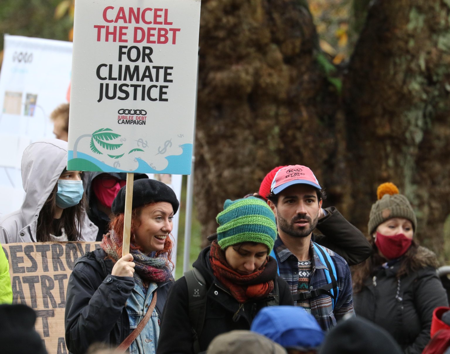 Một phụ nữ cầm tấm biểu ngữ trong Ngày hành động tại Hội nghị về biến đổi khí hậu của Liên hợp quốc ở Glasgow, Scotland, ngày 6 tháng 11 năm 2021. (Nguồn: Simon Caldwell / CNS)