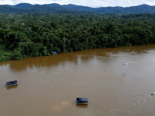 Hình ảnh một tàu nạo vét vàng được mô tả trong một bức ảnh hồ sơ tại bờ sông Uraricoera trong chiến dịch của chính phủ Brazil chống lại việc khai thác vàng trái phép trên đất của người bản địa ở trung tâm rừng nhiệt đới Amazon. Các vấn đề môi trường sẽ có vai trò trọng tâm khi các nhà lãnh đạo Công giáo tập hợp từ ngày 21 đến ngày 28 tháng 11 năm 2021, tại Thành phố Mexico cho Đại hội đồng Giáo hội lần thứ sáu của Châu Mỹ Latinh và Caribe. (Nguồn: Bruno Kelly / Reuters qua CNS)
